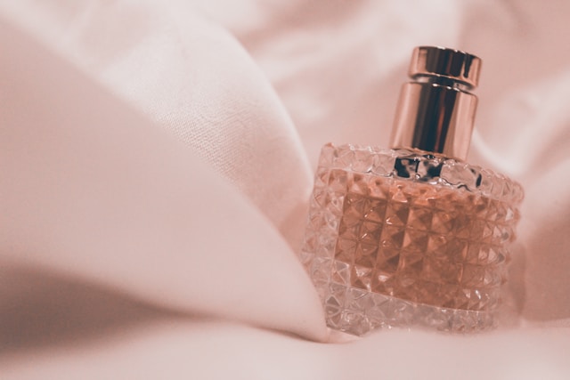 La Petite Robe Noire Parfum : l’élégance parisienne dans un flacon